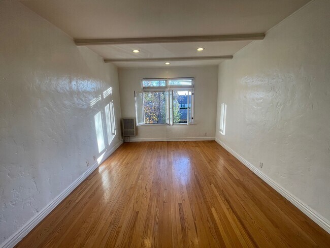 Building Photo - 152 S Peck Dr