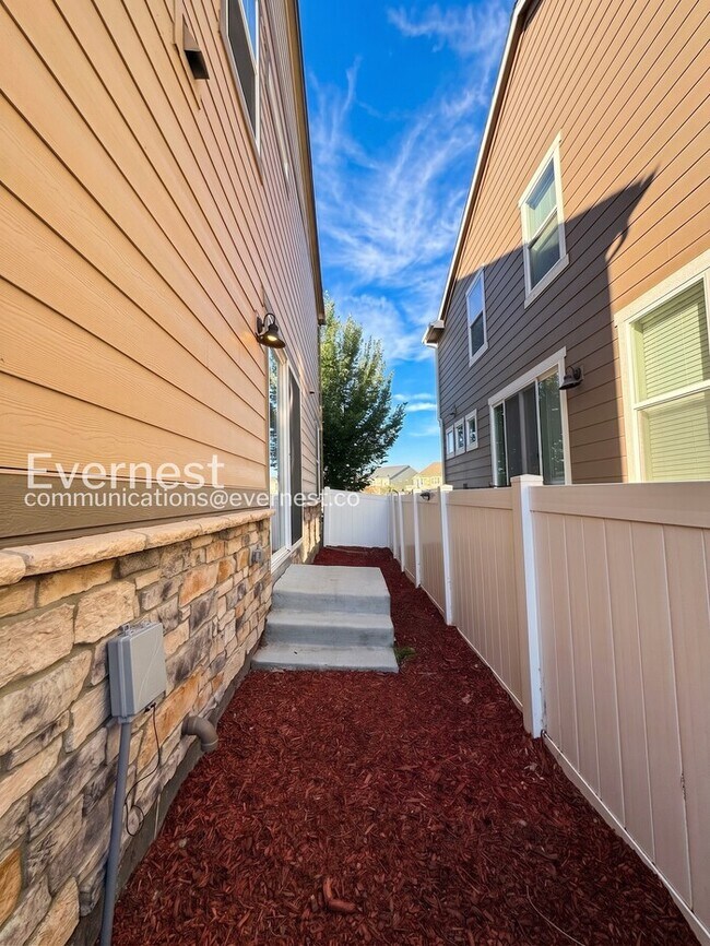 Building Photo - 3 Bed/2.5 Bath Townhome with Garage / Available Now!