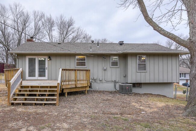 Building Photo - 6725 NW Hilldale Dr