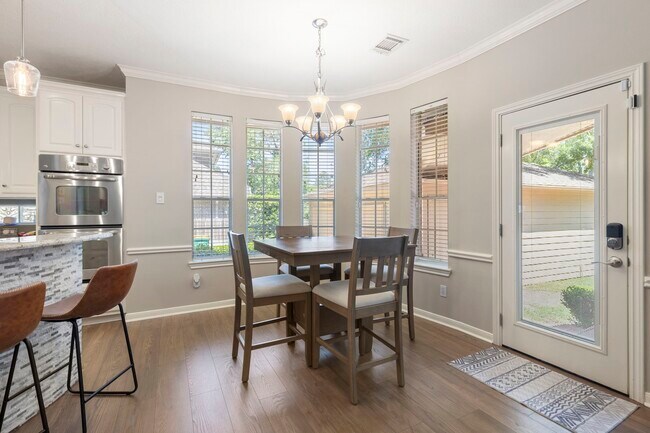Building Photo - 10 Scenic Mill Pl