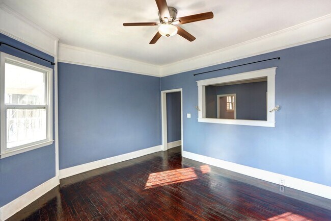 Building Photo - 4 Bedroom house---walk to Forsyth in 15 minutes