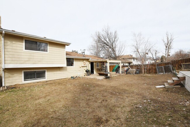 Building Photo - Fenced Backyard!