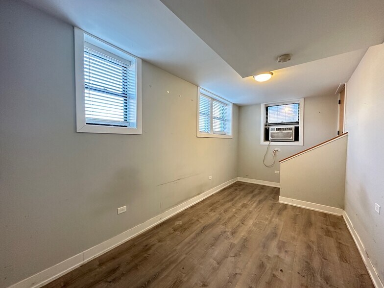 Building Photo - 712 W Brompton Ave