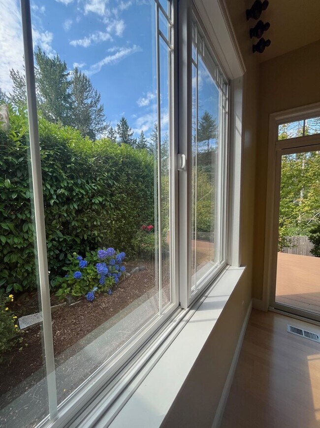Building Photo - Modern 2-Bed, 2-Bath Condo in Klahanie – E...