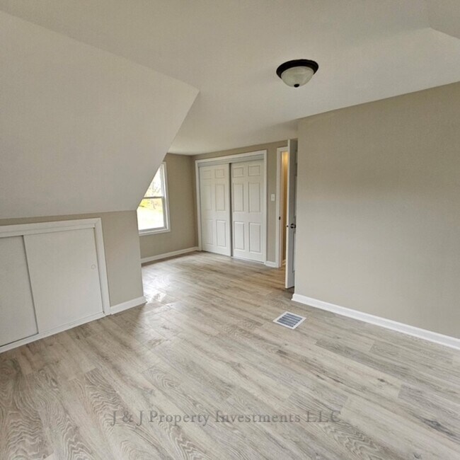 Building Photo - 7119 S Solon Rd