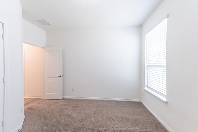 Building Photo - 2701 Webb Ave
