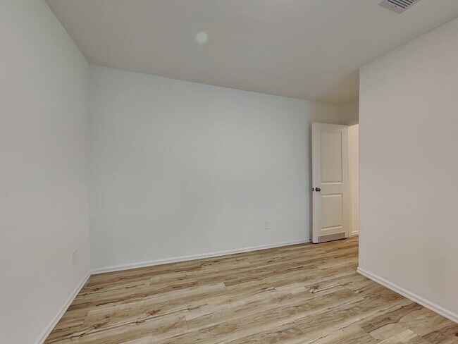 Building Photo - 18714 Mercer Fls Dr