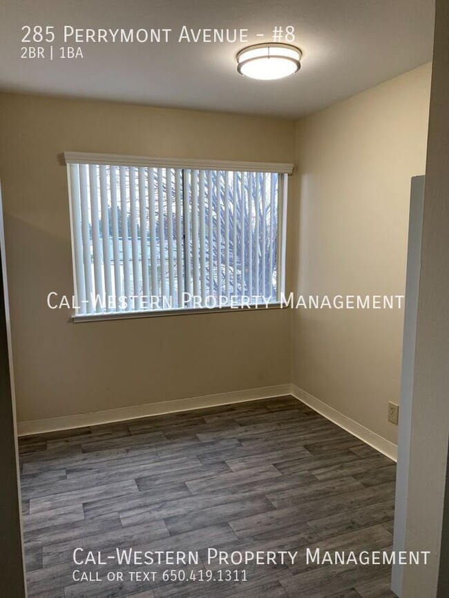 Building Photo - Nice updated 2 bed apartment on 2nd flr av...