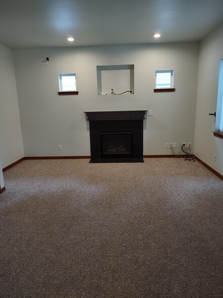 leaving room - 25818 Arklow Pl NE