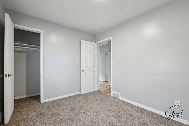 Building Photo - $1400 - Fully Renovated 3 Bed 1.5 Bath