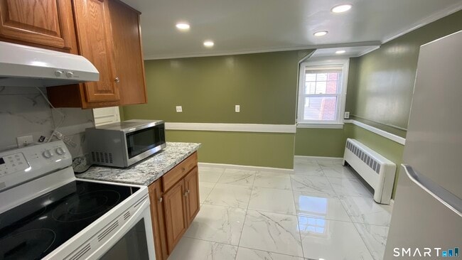 Building Photo - 214 Columbia St