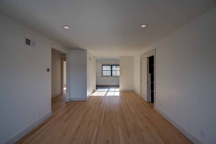 Building Photo - 401 Presidential Ln