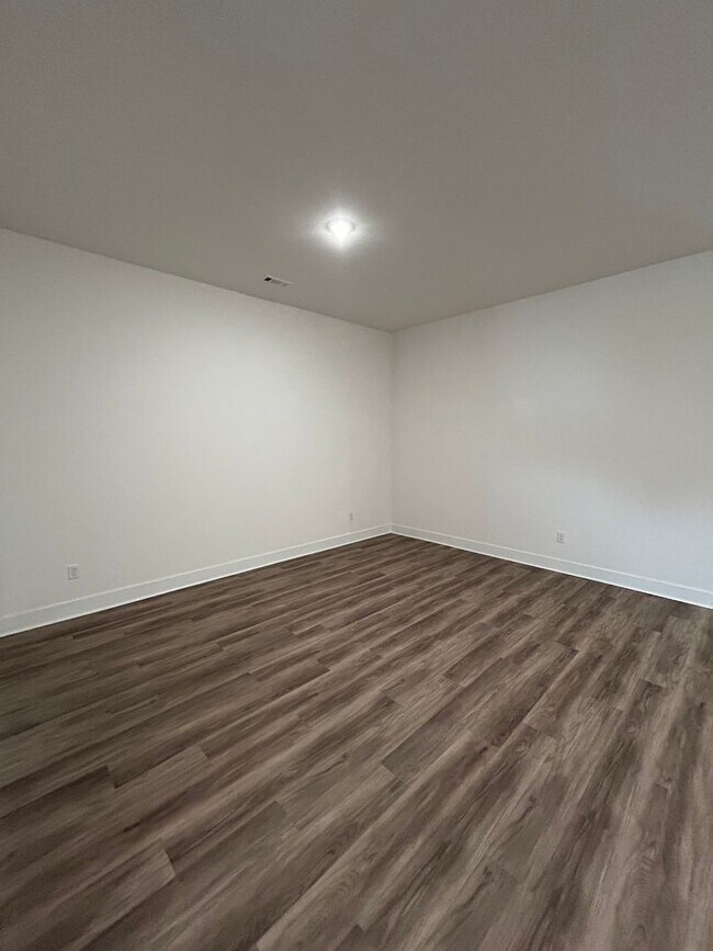 Building Photo - Modern Luxury Living in the Heart of Siloa...