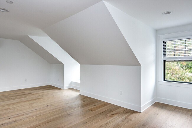 Building Photo - 20 E Redman Ave