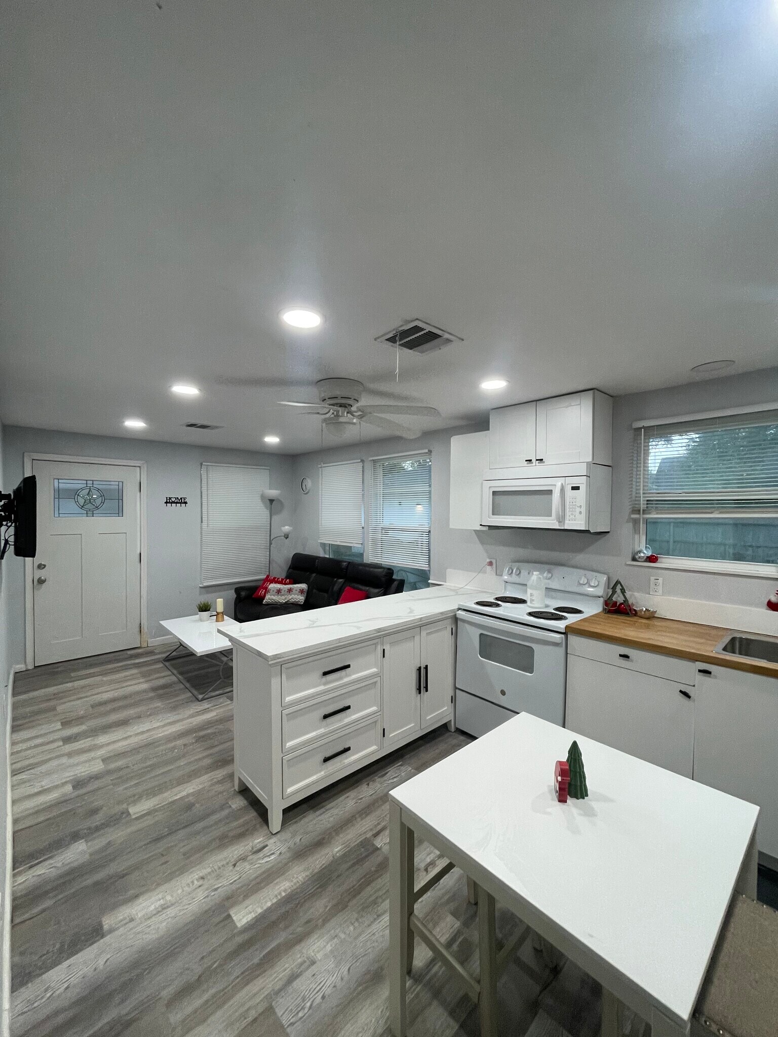 Building Photo - 208 E Magnolia St