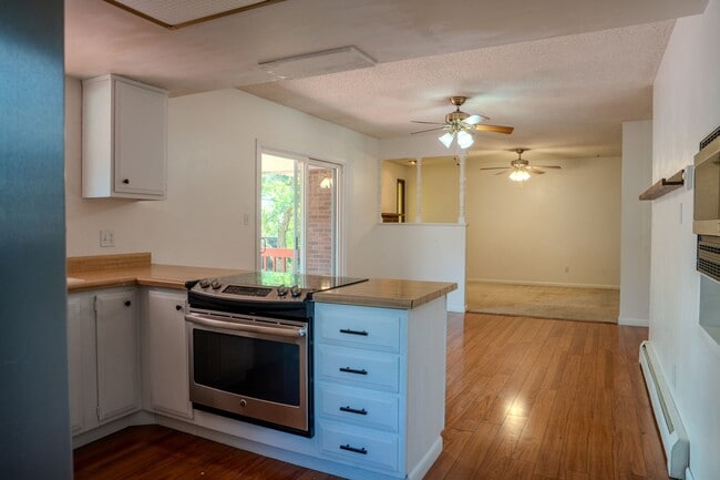 Building Photo - Spacious 6 bedroom home with 3 non conform...