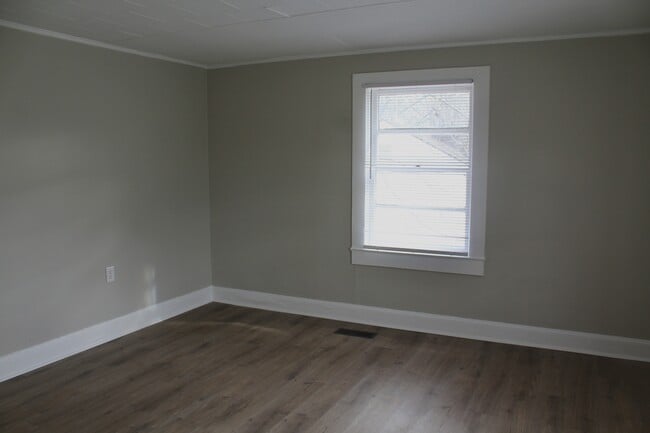 Building Photo - 1204 W Mauney Ave