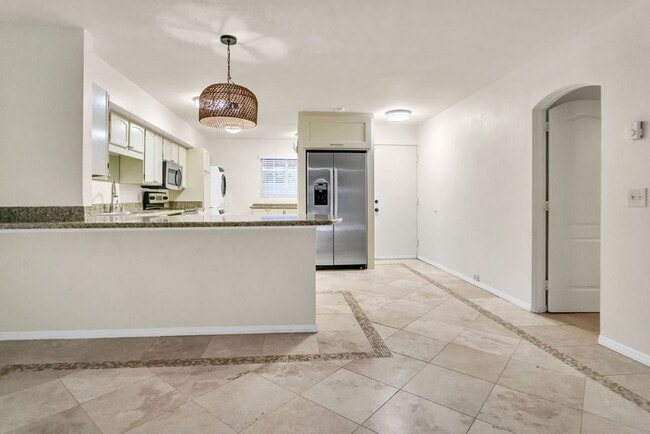 Building Photo - 2600 Torrey Pines Rd