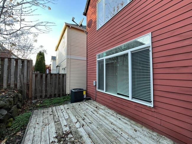 Building Photo - Charming 3-Bed, 3-Bath Home with Bright Ki...