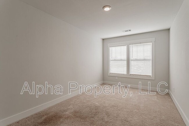 Building Photo - 32 Mardale Ln