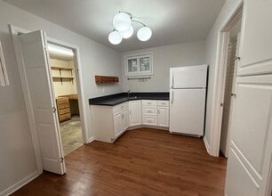 Building Photo - Spacious 4 bedroom, 3 bath Rancher