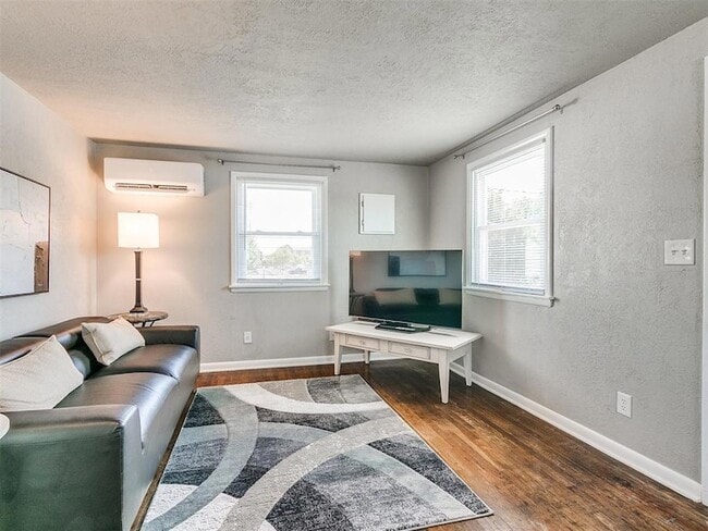 Building Photo - 203 E Brooks St