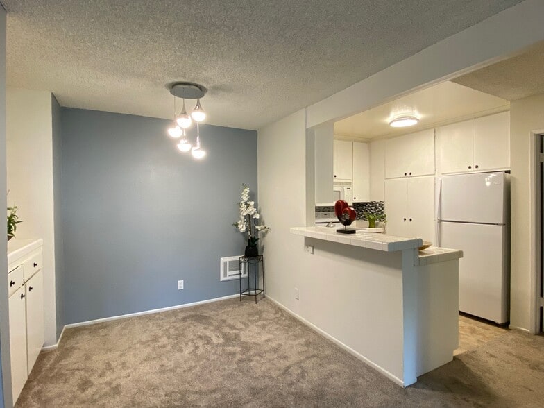 Updated condo - 355 S Los Robles Ave