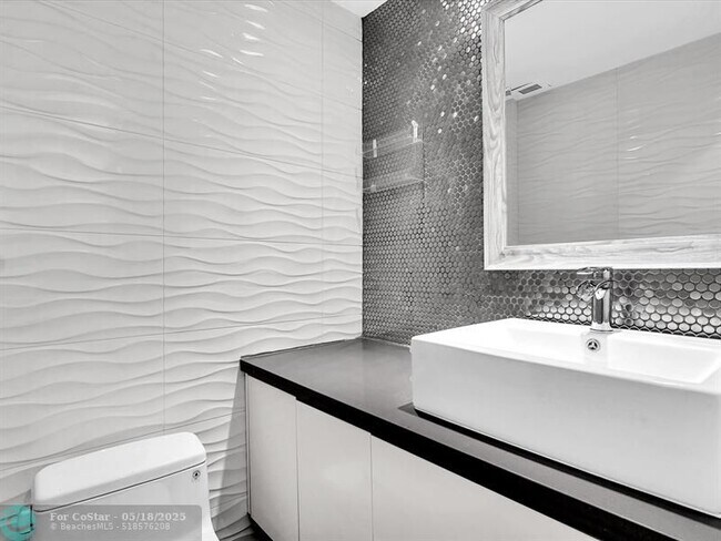 Building Photo - 300 Bayview Dr