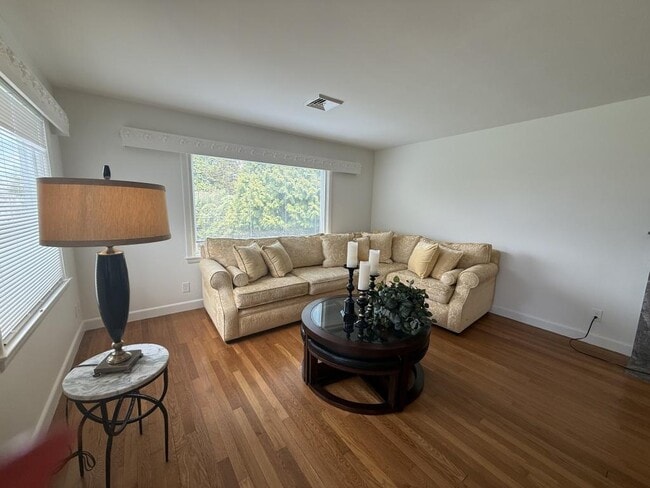 Building Photo - 76 Borden Rd