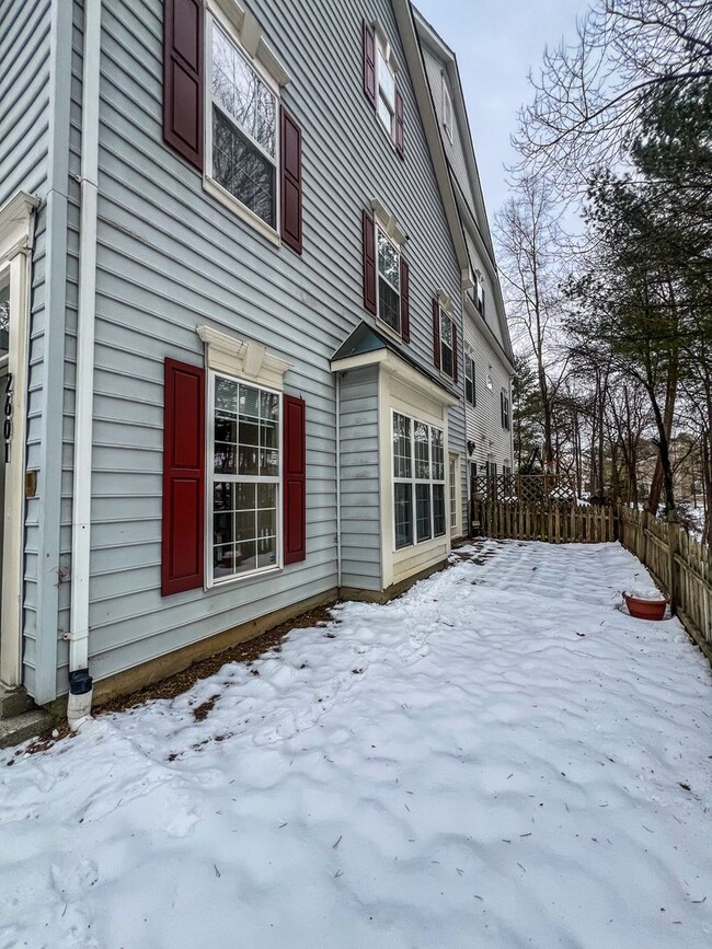 Building Photo - Townhome in Piney Orchard