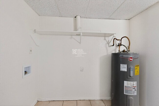 Building Photo - 6808 Trail Lake Dr