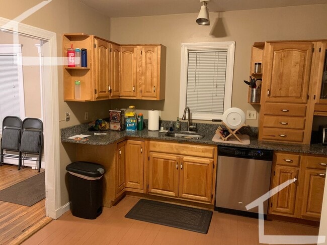 Building Photo - 3/1 Renovated 1.5BR near Watertown Sq, Mass Pike