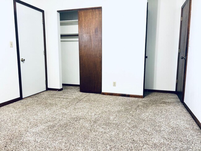 Building Photo - Roomy 2 Bdrm Apartment