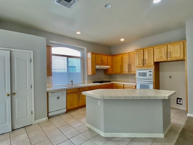 Building Photo - CLEAN AND SPACIOUS 4 BED, 2 BATH, 3 CAR GA...