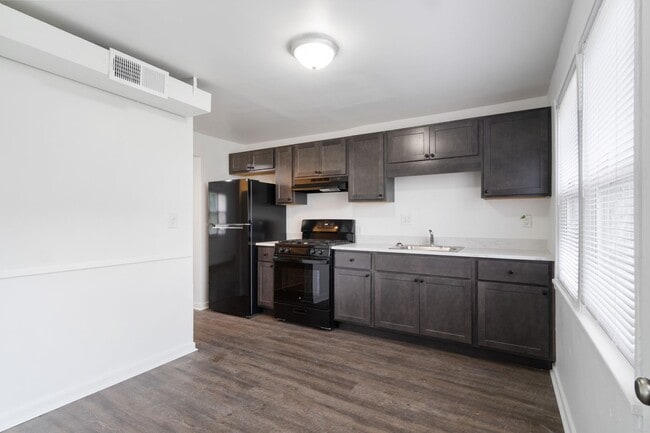 Building Photo - 3 Bedroom with Central AC
