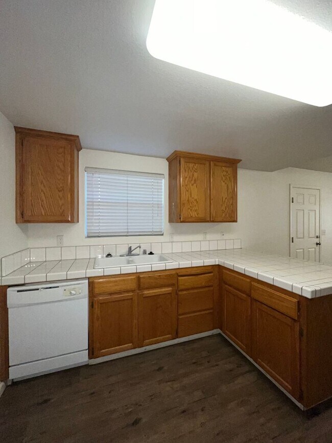 Building Photo - 2404