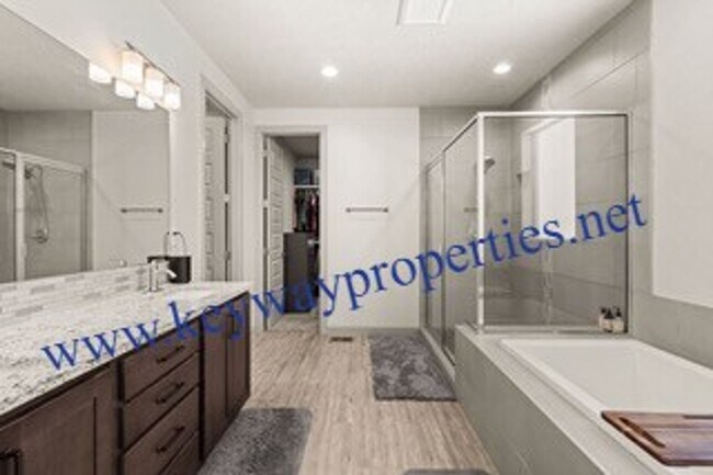 Building Photo - Like New Los Lunas Home!