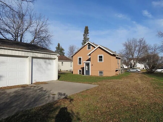 Building Photo - 122 9th St