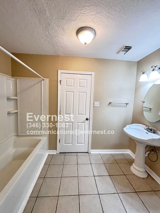 Building Photo - 3-Bedroom, 2-Bath Home in Prime Location /...