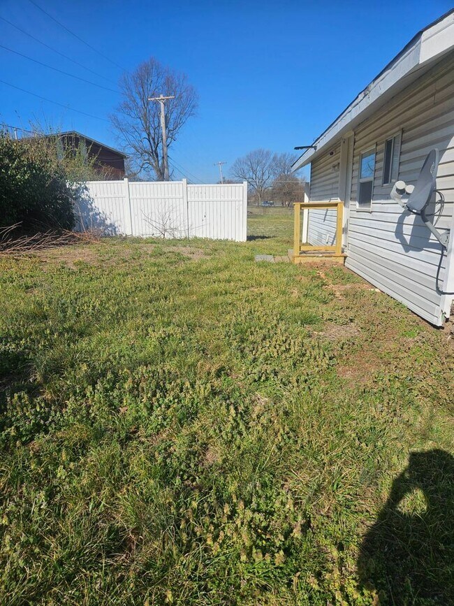 Building Photo - WOW! Look at this property ! You cant beat this price!