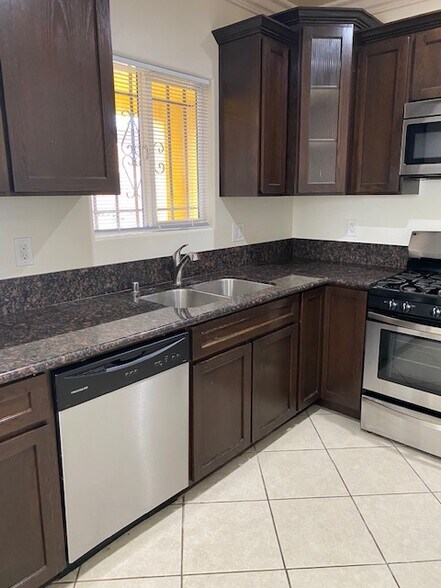 Building Photo - 1454 S Cloverdale Ave