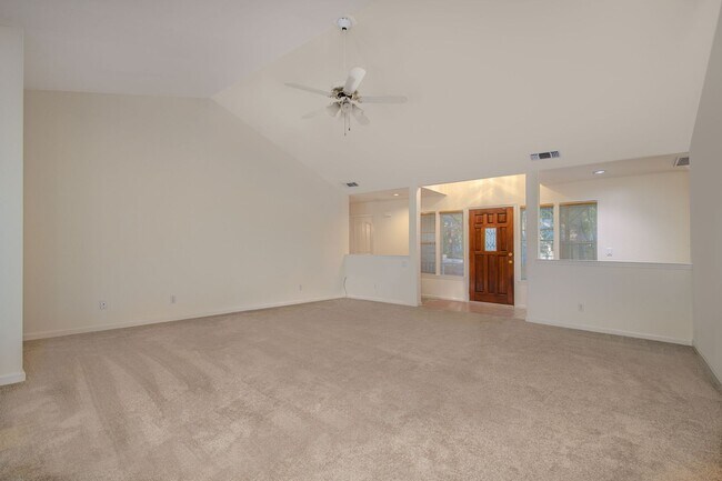 Building Photo - Spacious 3 Bedroom 2 Bathroom Home in Conv...