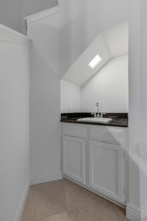 Building Photo - 9312 Roxanna Dr