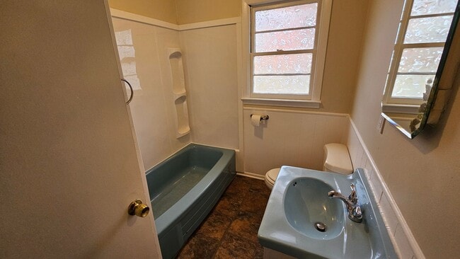 Building Photo - 1337 Salem Ave