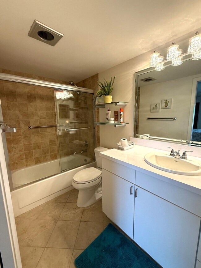 Building Photo - 4032 Yarmouth E