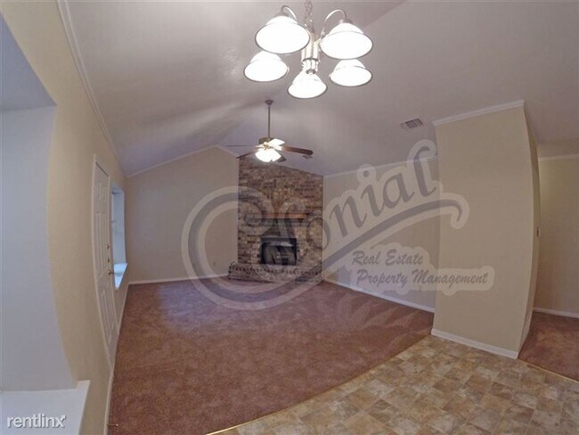 Building Photo - 215 E Robin Ln