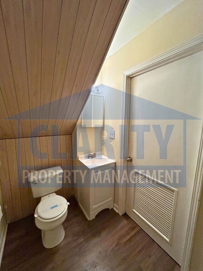 Building Photo - Two bedroom apartment! Great location!