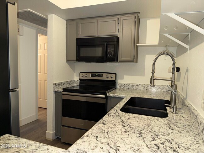 Building Photo - 17 E Ruth Ave