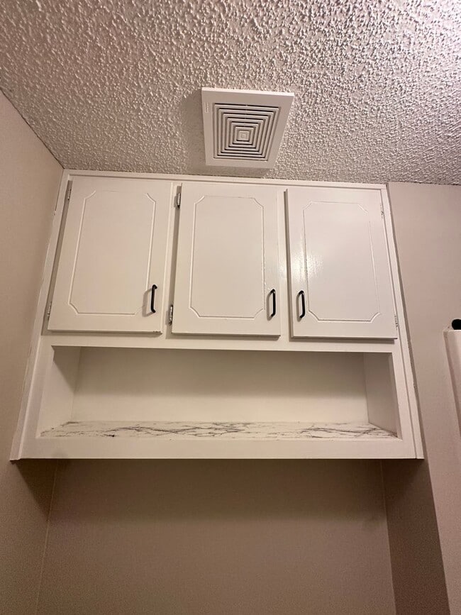 Building Photo - Briarwood West!!!  1/2 OFF FIRST MONTH REN...