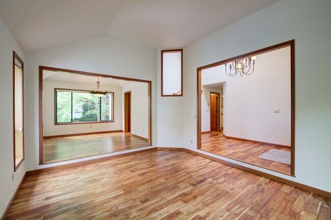 Building Photo - 5bd/3.5ba Bellevue Home
